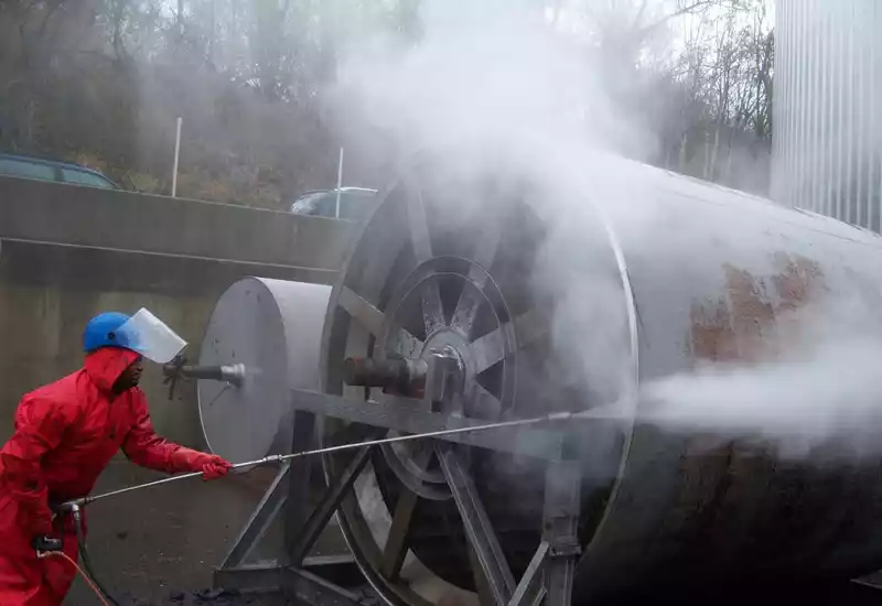 hidrolavadora Karcher de gasolina funcionando en obra
