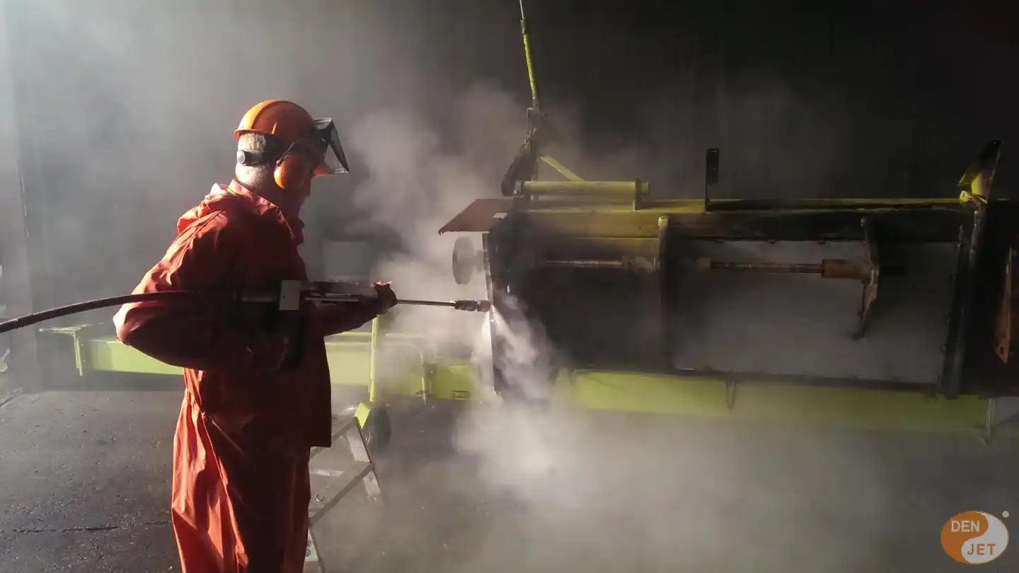 hidrolavadora Den-Jet trabajando en planta industrial