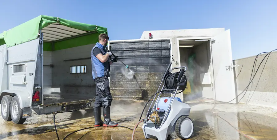 hidrolavadora Kränzle aplicada sobre superficie metálica