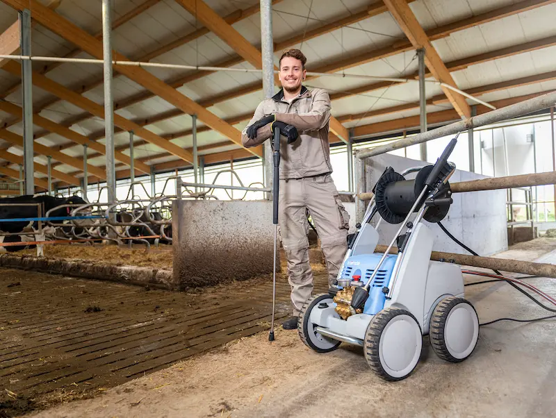 hidrolavadora de agua caliente Karcher limpiando grasa