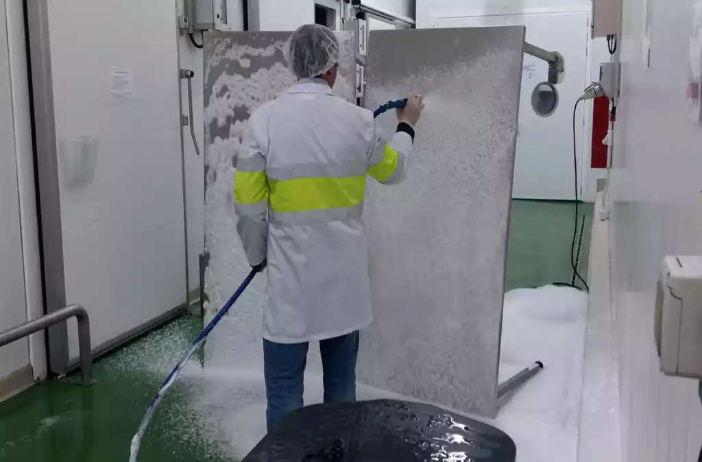 limpieza de equipo lácteo en industria lechera